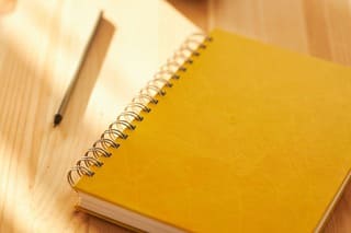 Cahier de notes couleur or et un stylo